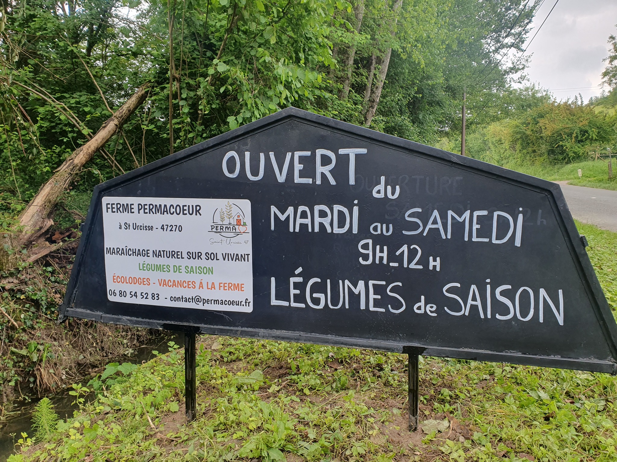 Panneau des horaires de la ferme Permacoeur